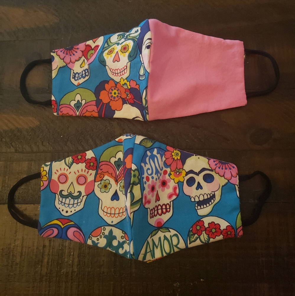 Face masks with inner pocket